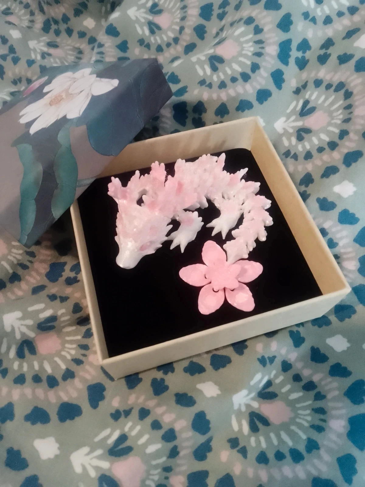 Figurine dragon rose et blanc kawaii articulée